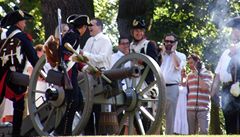 Svatba na zámku. Vít Bárta a Kate�ina Klasnová (oba VV) se vzali. Kv�li rán� z kanónu si zacpává u�i �éf strany VV Radek John (t�etí zprava).