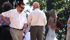 Svatba na zámku. Vít Bárta a Kate�ina Klasnová (oba VV) se vzali. Mezi hosty nechyb�l ani p�edseda strany VV Radek John (první zleva).