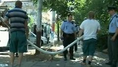 Při opravě osvětlení v Praze 2 spadla na chodce železná tyč