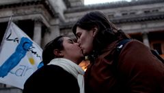 Argentina schválila sňatky homosexuálů, je první zemí v Jižní Americe