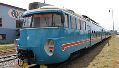 Poslednímu opravenému vlaku �ady 451 vrátili d�lníci vzhled z první poloviny 60. let