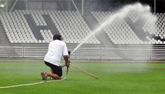 Hrádec Králové: P�íprava trávníku p�ed ligou