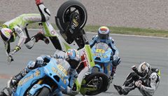 VIDEO: Peil hororovou bouraku v MotoGP, shoela mu ale motorka
