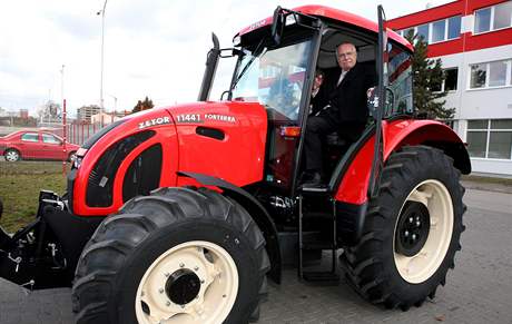 Spolenost Zetor, nejvetího výrobce traktor v rámci nových lenských zemí Evropské unie navtívil prezident R Václav Klaus. (snímek z roku 2007)