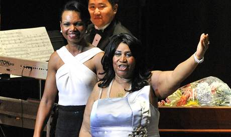 Exministryn zahranií USA Condoleezza Riceová doprovodila na klavír soulovou legendu Arethu Franklinovou.