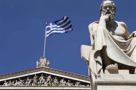 ecká vlajka u sochy antického filozofa Sokrata