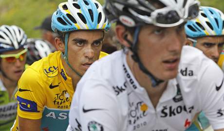 Lucemburan Andy Schleck a ve lutém trikotu Alberto Contador, dva njvtí favorité na celkové vítzství Tour de France 
