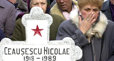 Rumuni u Ceaueskova hrobu