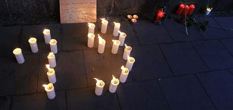 Lidé na míst tragédii z 19 svíek vytvoili íslovku 19, k uctní obtí