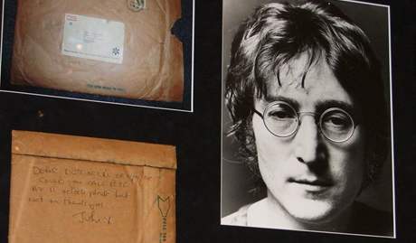 Originál obálky, kterou v roce 1967 poslala Lennonovi londýnská galerie Indica Gallery, kde se o nkolik msíc díve seznámil s Ono. Na její zadní stran jsou Lennonem vlastnorun psané poznámky.
