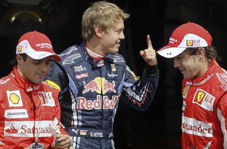Sebastian Vettel (uprosted), Fernando Alonso (vpravo) a Felipe Massa