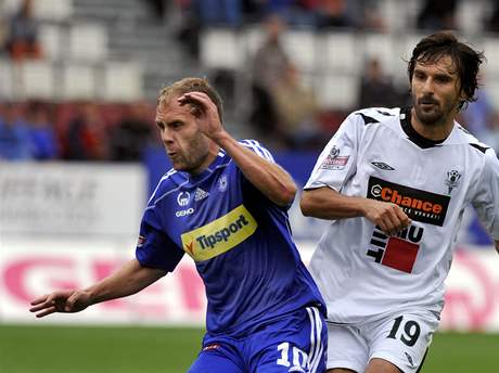 SK Sigma Olomouc - FK Baumit Jablonec / Matej Krajík z Jablonce a Michal Hubník ze Sigmy (vlevo)