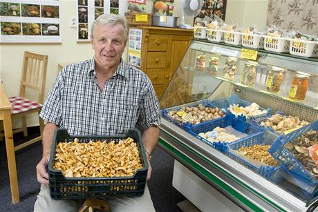 "Houby jsou velice zdravé," tvrdí Ivan Hojda, nákupí praského obchodu s houbami. On sám je má nejradji s tstovinami.
