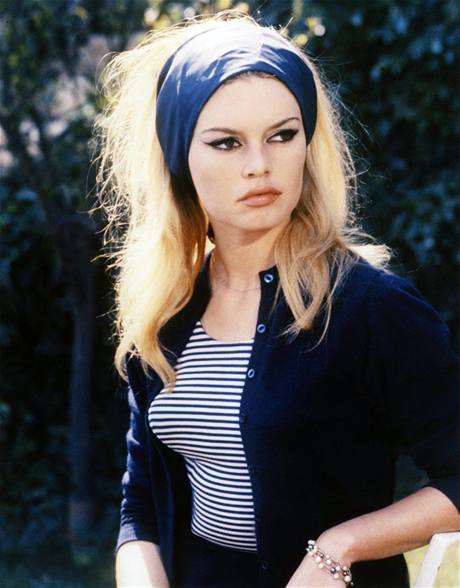 Brigitte Bardotová modrobílé tričko proslavila.