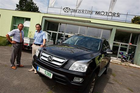 S velkým dovozem teprve zaínáme, íkají Gheorghe Cernusca a Jakub Choura, budující eské zastoupení ínské automobilky.