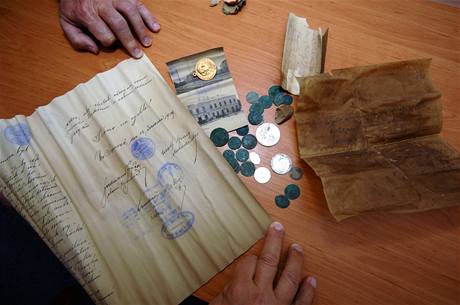 Poklad. V Ostrav -Porub pi rekonstrukci kostela sv. Mikuláe byly pi oprav kopule nalezeny historické dokumenty a nkolik mincí z roku 1909. 