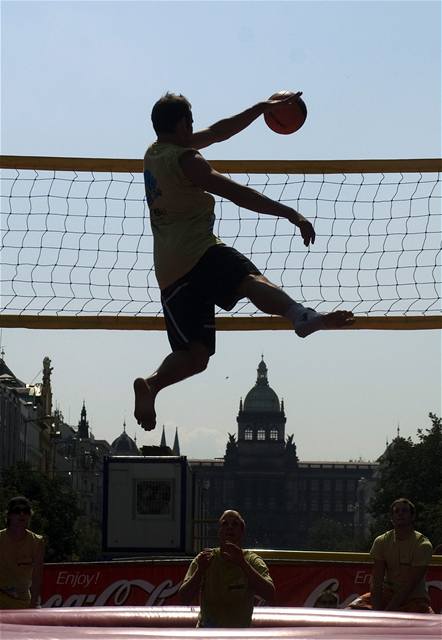 Novou movou hru bossaball sledovali divci na Vclavskm nmst v Praze. Hra pedstavuje kombinaci volejbalu, fotbalu a brazilskho bojovho umn capoeira. 