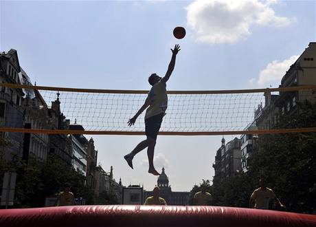 Novou míčovou hru bossaball sledovali diváci na Václavském náměstí v Praze. Hra představuje kombinaci volejbalu, fotbalu a brazilského bojového umění capoeira. 