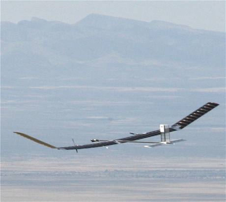 Bezpilotní letoun Zephyr pohání sluneční energie