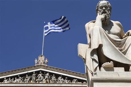 eck vlajka u sochy antickho filozofa Sokrata