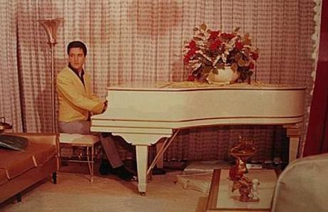Elvis Presley hraje na piano