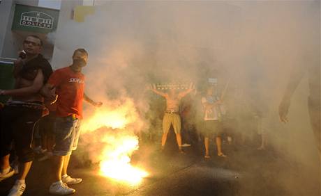 Ilustraní foto (Ped nedávnem nepokoje v praských ulicích reírovali fanouci Bohemians a Slavie)