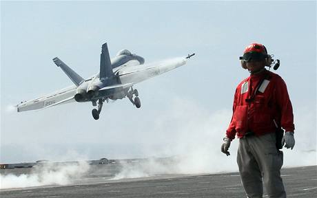Vojensk cvien americkch a jihokorejskch armd. Na snmku startuje letoun Super Hornet z paluby letadlov lodi George Washington.