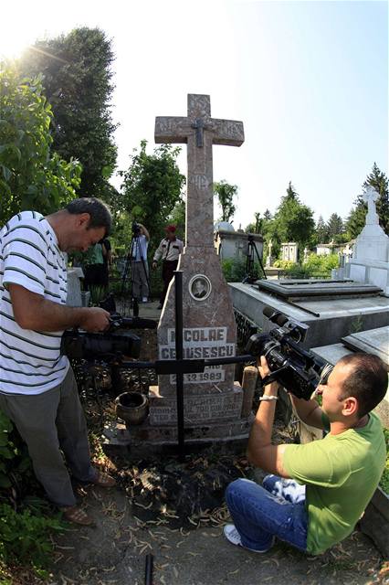 Exhumace Ceaueskovch ostatk