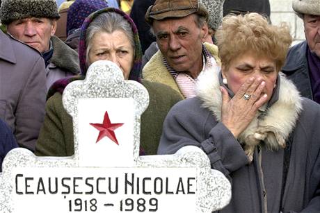 Rumuni u Ceaueskova hrobu