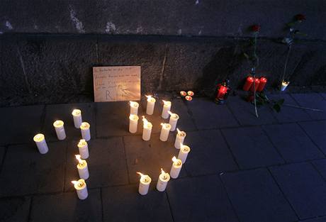 Lidé na míst tragédii z 19 svíek vytvoili íslovku 19, k uctní obtí