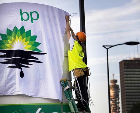 Greenpeace zablokoval benzinky patc BP.