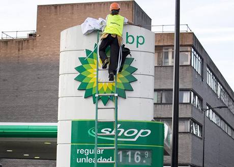 Greenpeace zablokoval benzinky patící BP.