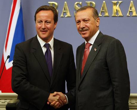 Britský a turecký premiér. David Cameron a Receep Tayiip Erdogan