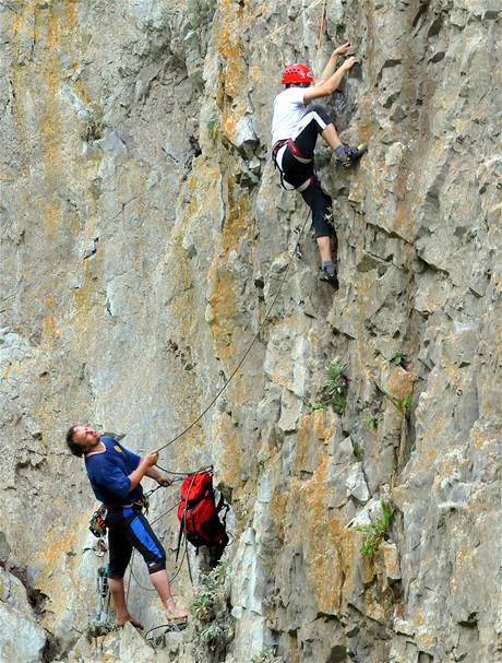 Nevidomý horolezec Jan Říha zdolal se dvěma kamarády propast Macocha na Blanensku.