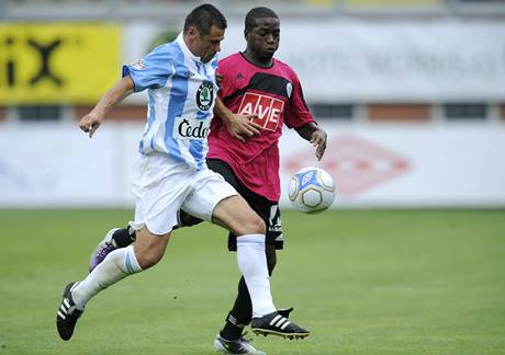 FK Mladá Boleslav - SK Dynamo eské Budjovice / Marek Kuli (vlevo) z Mladé Boleslavi a Fernando Hudson z celku Dynama