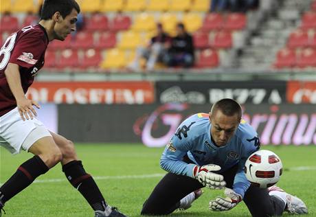 AC Sparta Praha - 1. FC Slovcko / Ji Jeslnek ze Sparty a brank Miroslav Filipko ze Slovcka (vpravo)