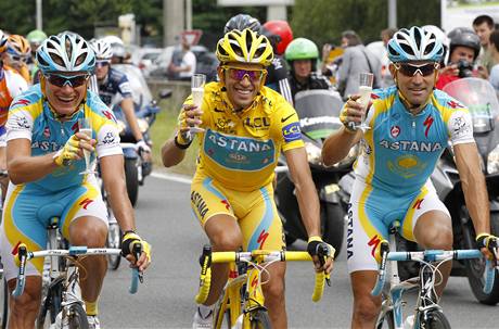 Tour de France: Alberto Contador (uprosted), Alexandre Vinokourov (vlevo) a Jesus Hernandez Blazquez 