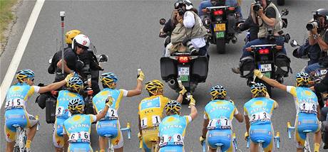 Tour de France (stáj Astana slaví vítězství Alberta Contadora)