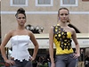 Mladí odvní návrhái pedstavili své modely v praských ulicích.