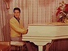 Elvis Presley hraje na piano