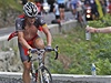Cyklista Lance Armstrong pi stoupání na legendárné Tourmalet. Jeden z postávajících fanouk mu nabízí vodu 