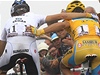 Dvojice lídr Tour de France Andy Schleck (vlevo) a Alberto Contador
