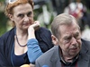 Natáení filmu Odcházení: Eva Holubová a Václav Havel.