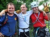 Nevidomý horolezec Jan íha zdolal se dvma kamarády propast Macocha na Blanensku. Vlevo Pavel Weisser, vpravo Janek Bendaík.