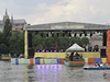 Balkánský hudebník Goran Bregovi vystoupil se svým orchestrem na originální scén postvené na pontonu mezi Karlovým mostem a mostem Legií na Vltav v Praze.