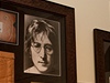 Mezi sbratelské skvosty patí originál obálky, kterou poslala Lennonovi londýnská galerie Indica Gallery. Na její zadní stran jsou Lennonem vlastnorun psané poznámky.
