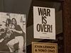 Originální pohlednice War is Over, kterou proslavila fotografie Lennona a jeho manelky Yoko Ono.