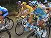 Tour de France (vpravo Paolo Tiralongo z Itálie a Alberto Contador ve lutém)