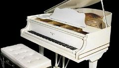 Elvisovo bl piano na aukci nezaujalo, piano Beatles bylo staeno