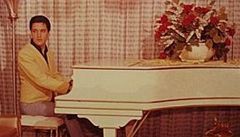 Elvisovo bílé piano jde do dražby. Mohlo by vynést milion dolarů